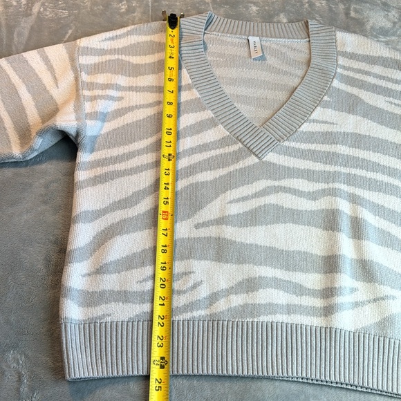 🎯Varley Calvert Sweater Zebra Gray White Size Small - Picture 12 of 12